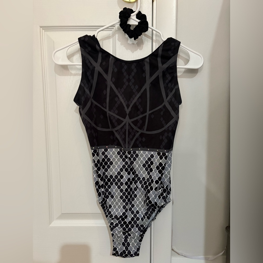 GK Suni Lee signature Total Transformation Leotard with Scrunchie
E4678